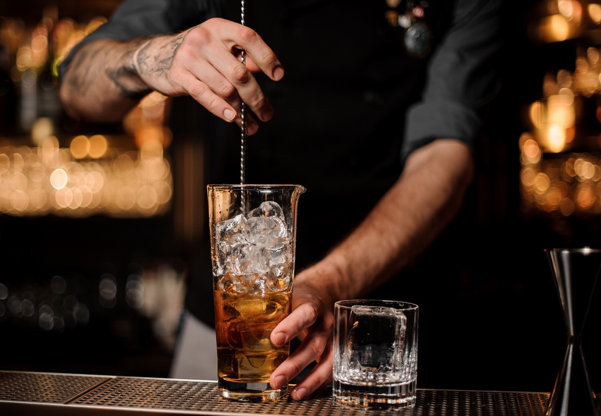 How to Stir a Cocktail Correctly, According to a Bartender